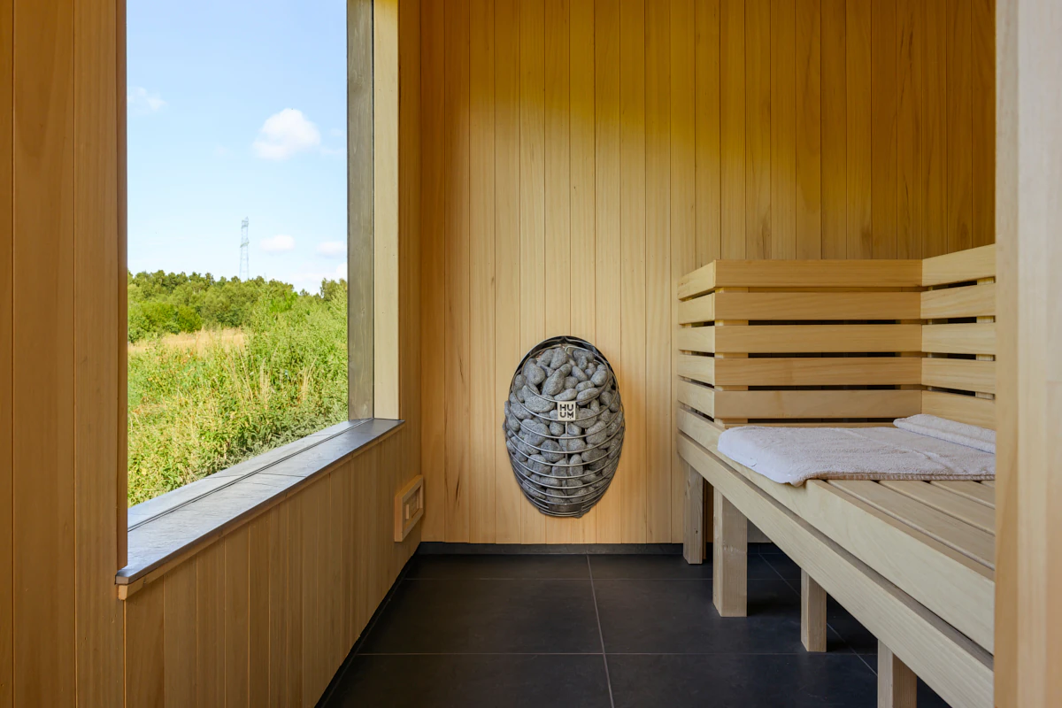 Sauna w Salinko z widokiem przez okno na dziką łąkę i las